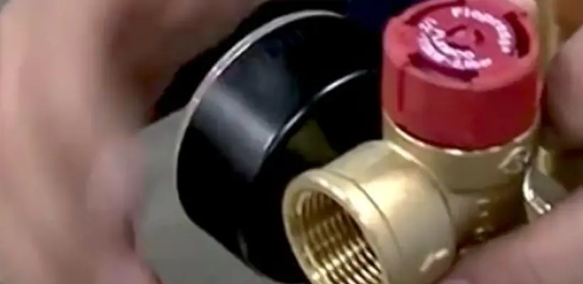 Iemand die een rood-gouden pijp vasthoudt