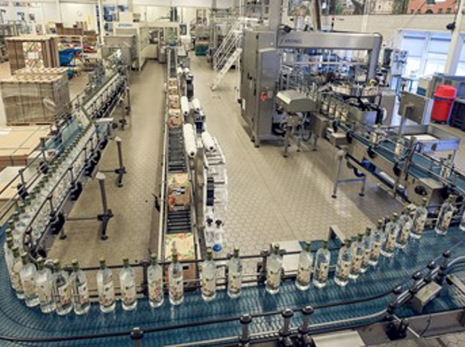 Een fabriek met flessen vloeistof