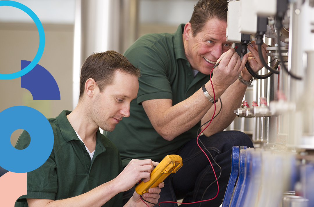 een man met een gitaar en een andere man met een microfoon