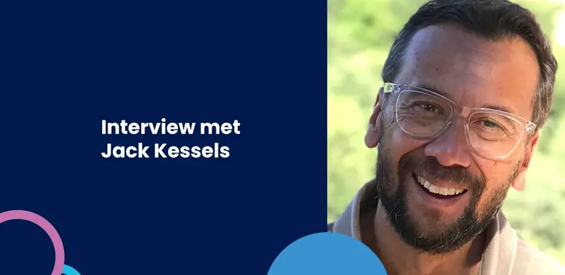 Een man met een bril die glimlacht