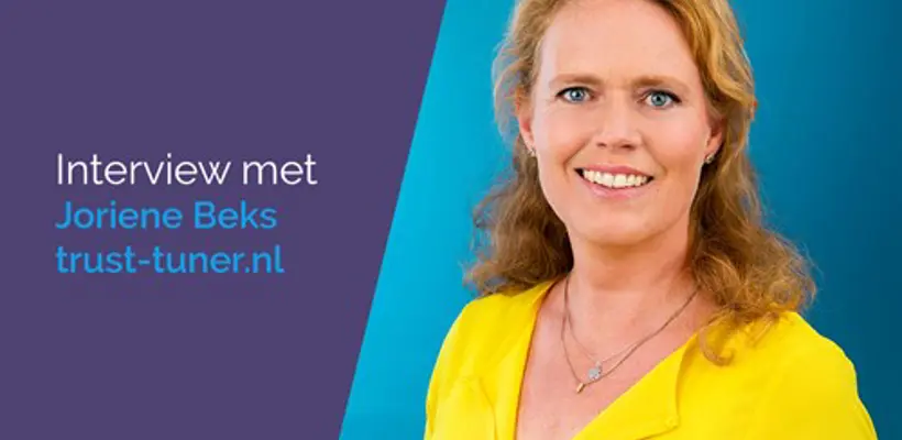 Een vrouw in een geel shirt