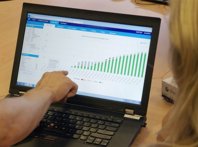 Iemand die naar een laptopscherm wijst
