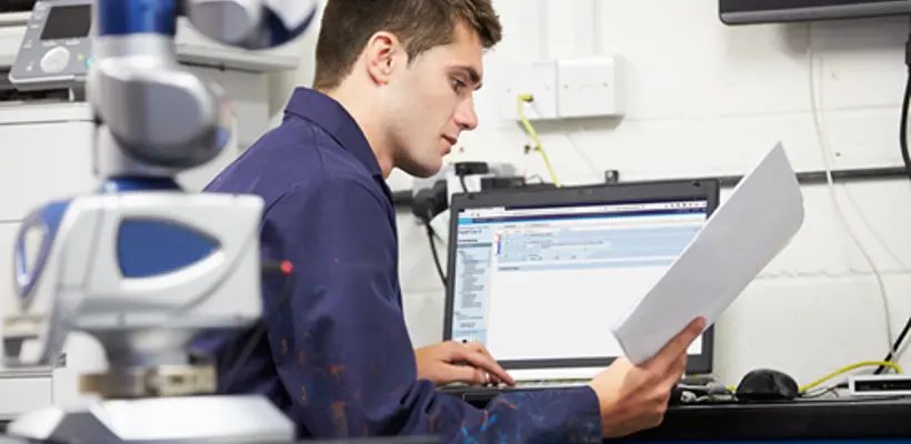 Een man die aan een laptop werkt