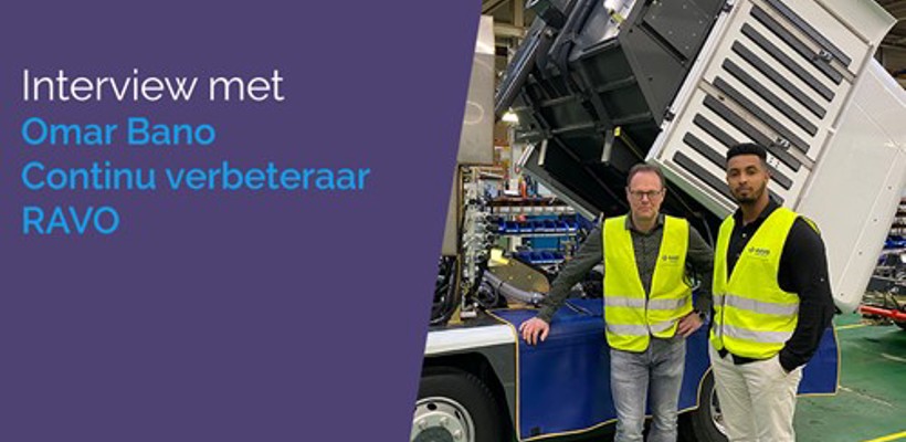 Twee mannen in veiligheidsvesten staan naast een vrachtwagen