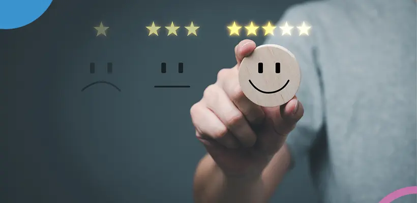 Iemand die een rond houten voorwerp vasthoudt met een smiley en sterren