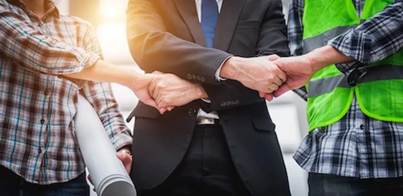 Een groep mensen die elkaar de hand schudt