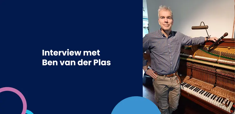 Een man die voor een blauw-wit bord staat