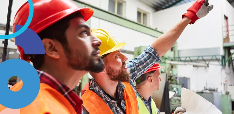 Een groep mannen die veiligheidsvesten en helmen droegen