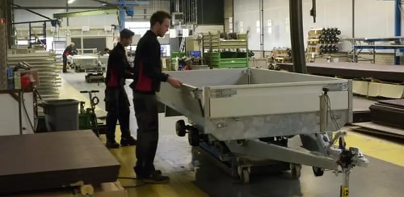 Een groep mannen die in een fabriek werkten
