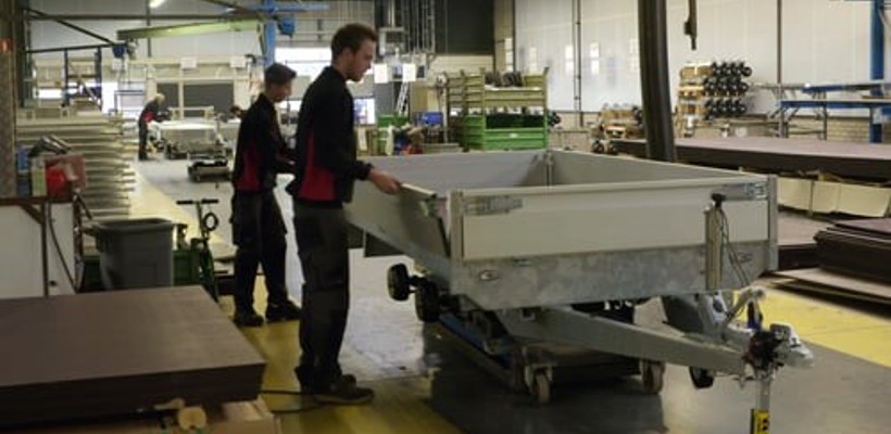 Een groep mannen die in een fabriek werkten
