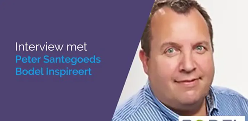 Een man met een blauw overhemd