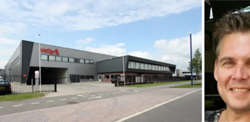 Een gebouw met een parkeerplaats