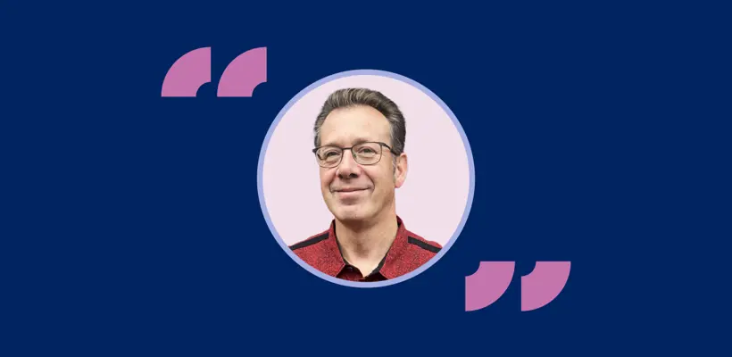 Een man met een bril en glimlachend
